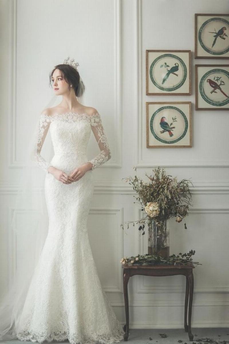 Hình ảnh một người đang viết lời chúc vào tấm thiệp hoặc gõ tin nhắn trên điện thoại, thể hiện sự cân nhắc, lựa chọn cẩn thận.